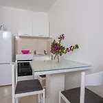 Lara Apartmán *