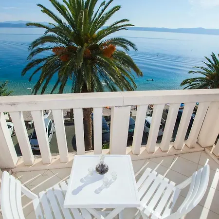 Lara Apartman *