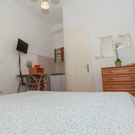 Apartman Lara *