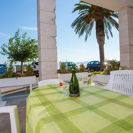 Lara Apartman *