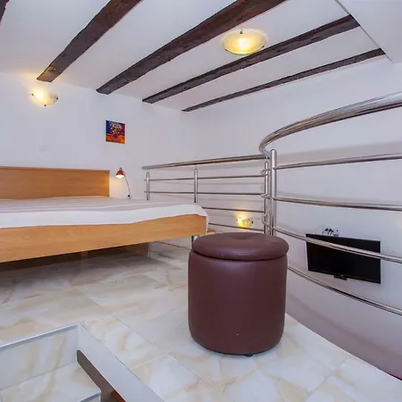 Lara Apartment
